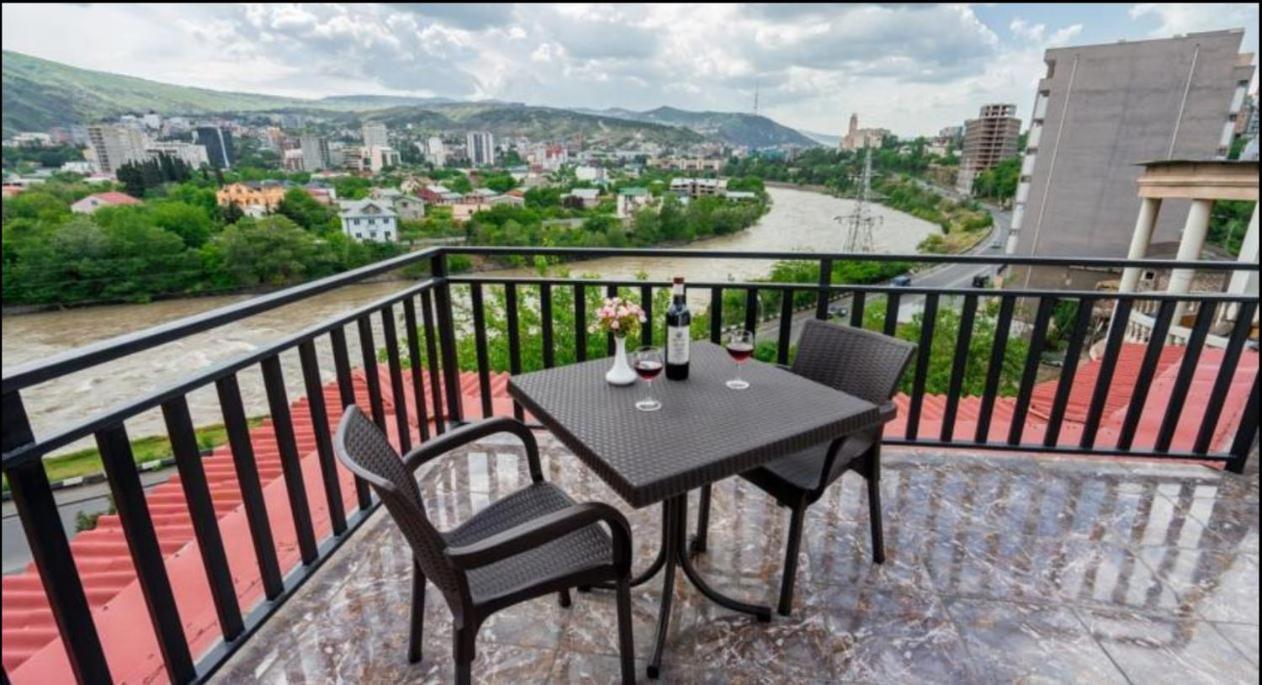 7 Star Bed and Breakfast Tbilisi Buitenkant foto